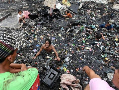 Residents Sift Through Debris Malabon North Editorial Stock Photo