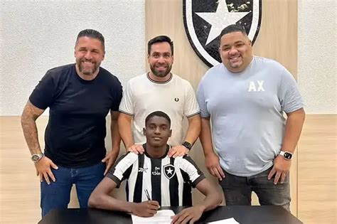 Base Botafogo Assina Contrato Profissional Lateral Felipe Janu Rio