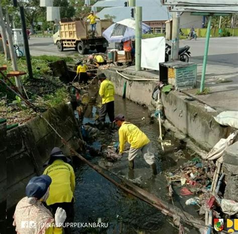 Tumpukan Sampah Penuhi Saluran Drainase Ini Komentar Kadis Pupr Pekanbaru