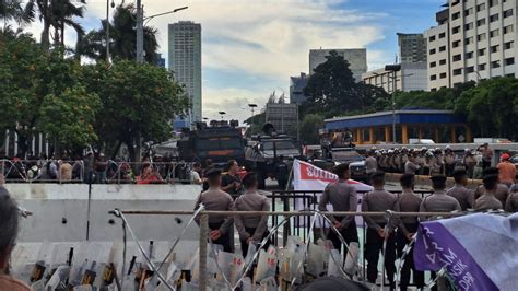 Demo Dukung Hak Angket Di Gedung Dpr Diwarnai Aksi Lempar Botol