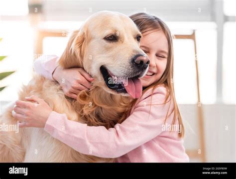 Little girl petting dog Banque de photographies et dimages à haute