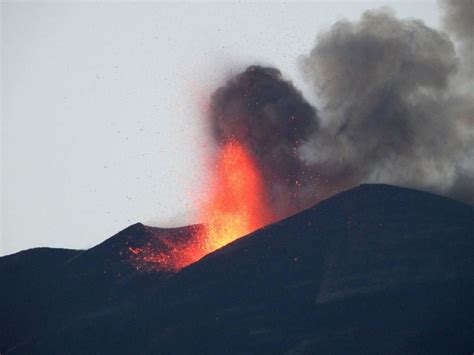 Nuova Eruzione Dell Etna In Corso Nuovo Parossismo Con Fontana Di Lava