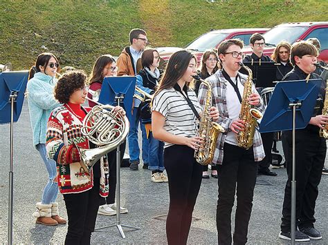 Never Forgotten Community Gathers To Honor Patriotism Mark Pearl