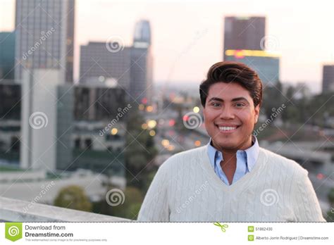 Retrato De Una Sonrisa Masculina Joven Latina Gay Foto De Archivo