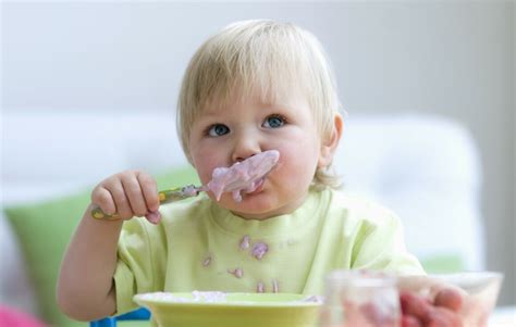 婴儿吃辅食的最佳时间（宝宝辅食什么时候添加） 幼儿百科 魔术铺