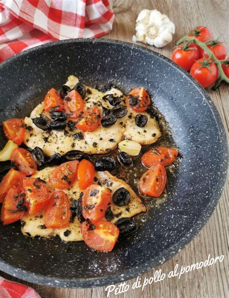 Petto Di Pollo Con Pomodoro E Olive In Padella