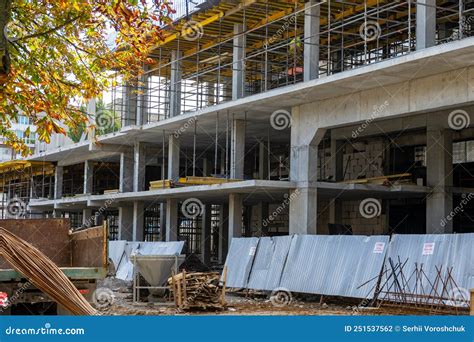 Bau Eines Mehrst Ckigen Geb Udes Aus Metallkonstruktionen Stockfoto