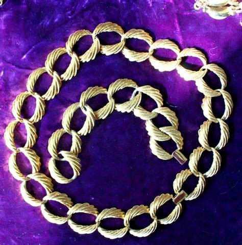 Vintage Napier Textured Gold Tone Link 19 Necklace Gem