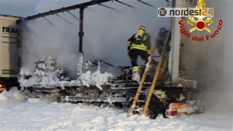 Incendio Di Un Rimorchio In A Brucia Materiale Tossico Corrosivo