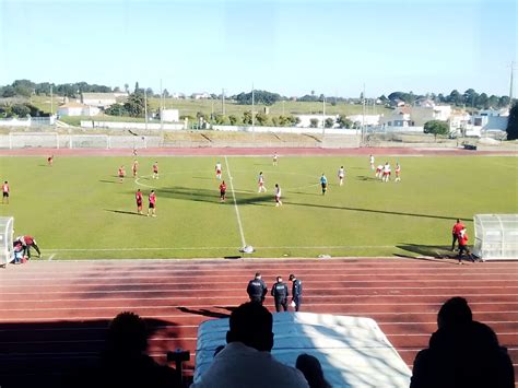 FUTEBOL 1ª Distrital U Tomar e Fazendense começam a escapar à