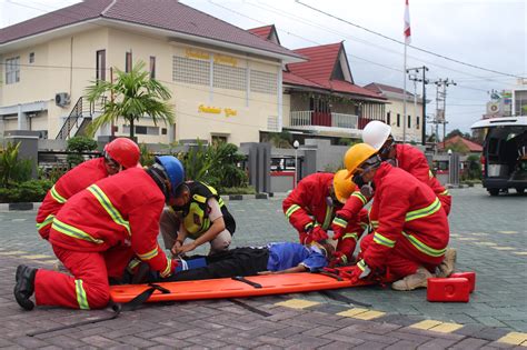 SIAGA BENCANA KARHUTLA Rumkit Bhayangkara Simulasi Penanganan Evakuasi