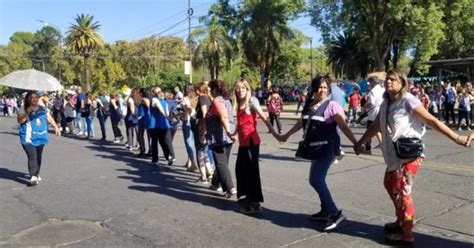 Docentes Autoconvocados Marcharon Alrededor Del Cívico Tomados De Las Manos