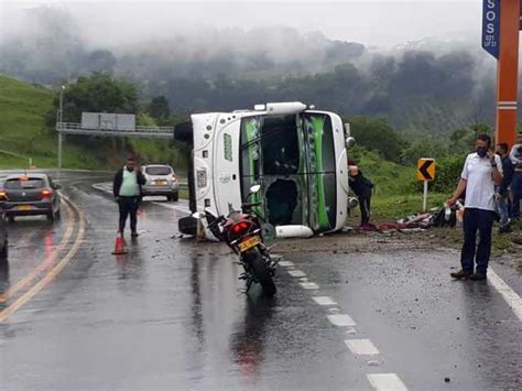 Volcamiento De Un Bus Deja Al Menos 15 Personas Lesionadas En La Vía