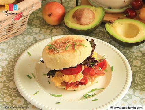 English Muffin with Scrambled Eggs: Easy Recipe for 2024