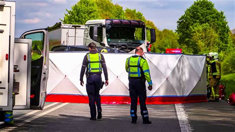 T Dlicher Unfall Vw Bus Contra Lkw Bulli Total Zerst Rt