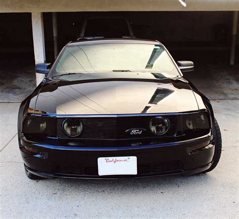 Black 2005 Ford Mustang GT Deluxe V8 automatic For Sale - MustangCarPlace