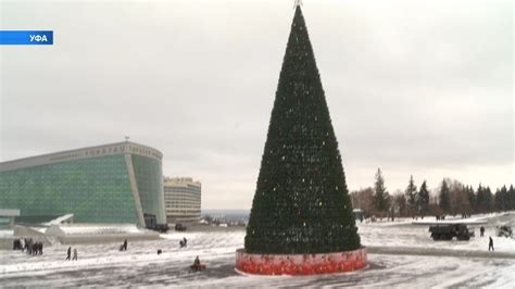 В Уфе возле Конгресс-холла установили 32-метровую пиксельную ель