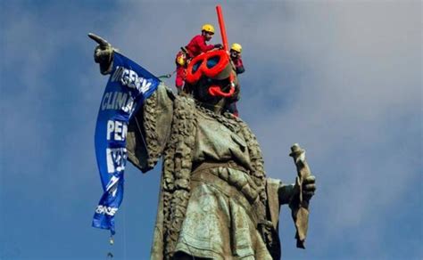 Dos Activistas De Greenpeace Colocan Unas Gafas De Buzo A La Estatua De