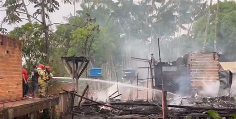 Casa Foi Consumida Pelo Fogo Após Ser Atingida Por Raio Em Macapá