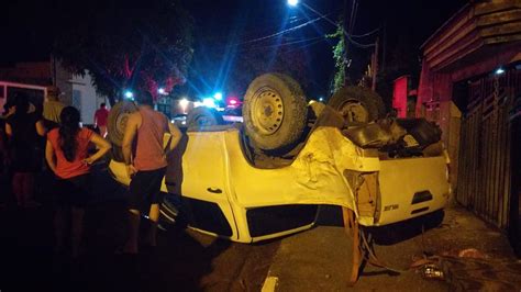 VÍDEO caminhonete desgovernada atinge residência e capota na avenida