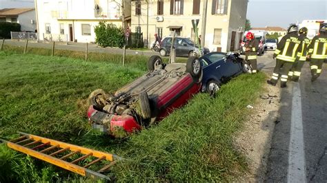 Violento Impatto All Incrocio Due Auto Nel Fosso E Due Donne In Ospedale