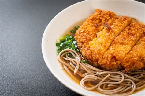 Fideos Soba Ramen Con Chuleta De Cerdo Frita Japonesa Tonkatsu Foto