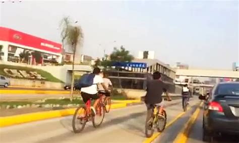 Ciclistas arriesgan sus vidas viajando por la vía exclusiva del