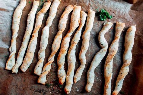 Grissini Selbst Gemacht Knusprige Brotstangen Mit Kr Utern Fit For