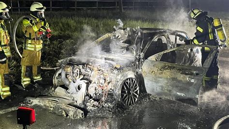 Feuerwehr Garbsen löscht brennenden Mercedes auf der A2 bei