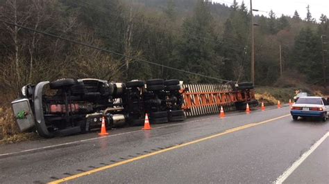 Hwy. 900 reopens after semi rig overturns south of Issaquah