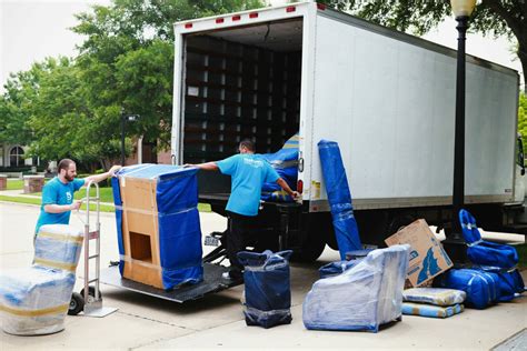 Top Reasons To Hire Professional Movers For Long Distance Moves