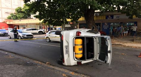 Criminosos Descem De Carro Matam Mulher E Capotam Ve Culo Durante Fuga