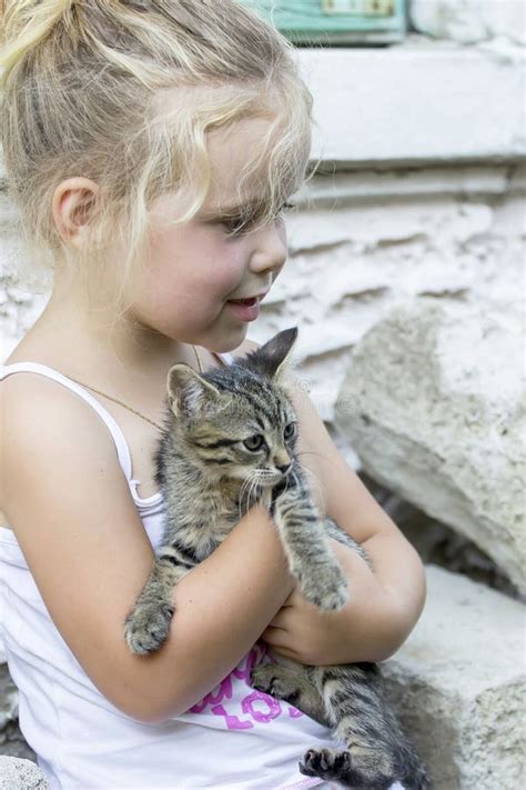 767 Caresse De Jeune Fille Avec Le Chaton Photos Libres De Droits Et Gratuites De Dreamstime