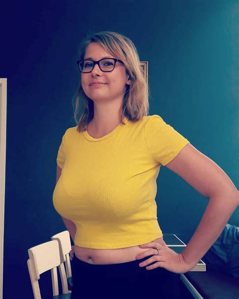 Busty Nerd R2busty2hide