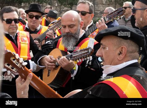 Los músicos en trajes tradicionales y jugando en la ciudad española de