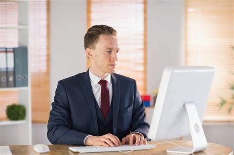 Hombre De Negocios Enfocado Que Trabaja En Su Escritorio Foto Premium