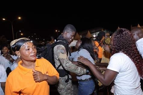 Arrivée des 46 soldats ivoiriens ambiance à l aéroport Félix