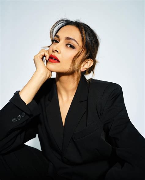Deepika Padukone Slaying Her Boss Babe Era In A Stylish All Black Look Bold Red Lips Filmibeat