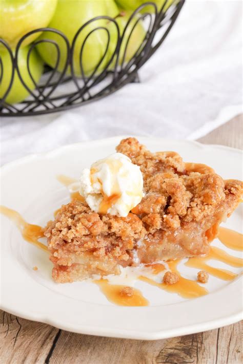 THE BEST Easy Apple Crumble Pie - Fresh Coast Eats