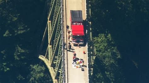 Man Falls Down Steep Slope Below Washingtons Highest Bridge Katu