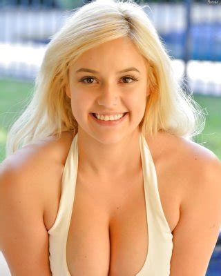 Sweet Teen Flashes Nude Upskirt In The Park And Shows Bare Feet While Toying Porn Pictures Xxx