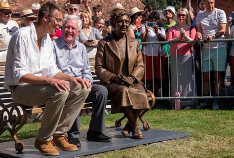 Agatha Christie’s grandson unveils Wallingford statue