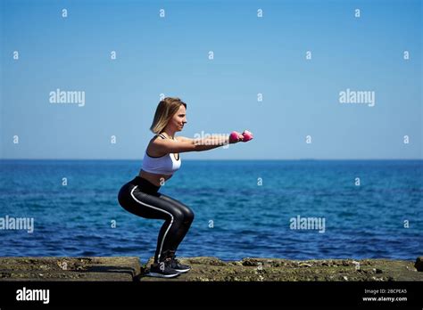 Photo Horizontale D Une Femme Qui Fait Des Exercices Sportifs Sur La