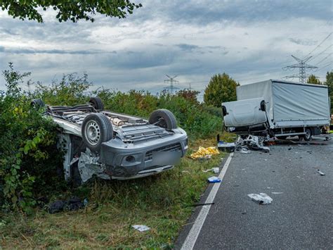 T Dlicher Unfall In Pulheim Autofahrer Prall Frontal Mit Lkw Zusammen