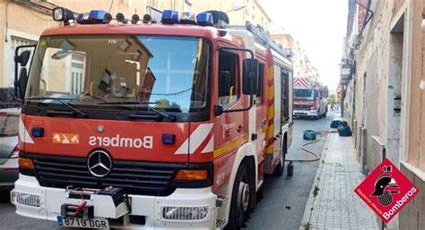 Un Incendio Calcina Una Vivienda Y Obliga A Desalojar Un Edificio En