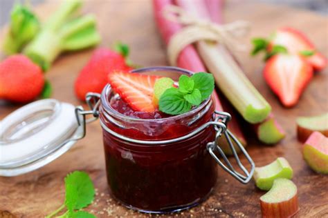 Recette la confiture de rhubarbe à la fraise Marie Claire