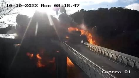 C Mara De Videovigil Ncia Capta Momento Em Que M Ssil Atinge Ponte