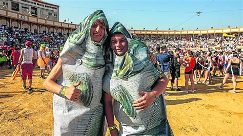 El P Blico De Teruel Conoce Los Toros Ensogados Mientras Se Disfraza Y