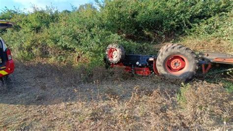 Muere Un Vecino De Cruces De A Os Aplastado Por Un Tractor