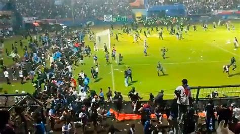 Indonesia Batalla Campal Entre Hinchas Deja Más De 120 Muertos En Un